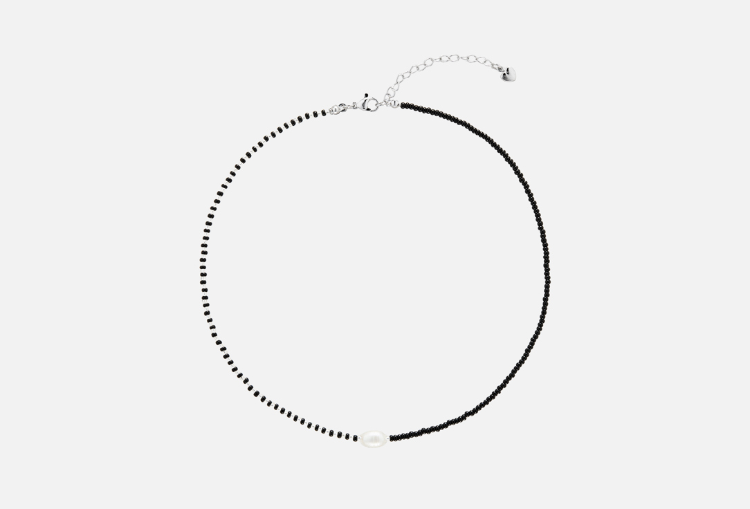 Beaded choker around the neck with natural pearls