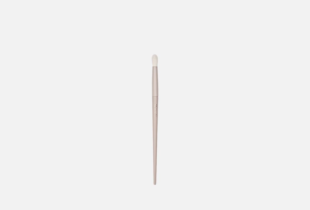 Brush 10 for applying and blending cream eyeshadows