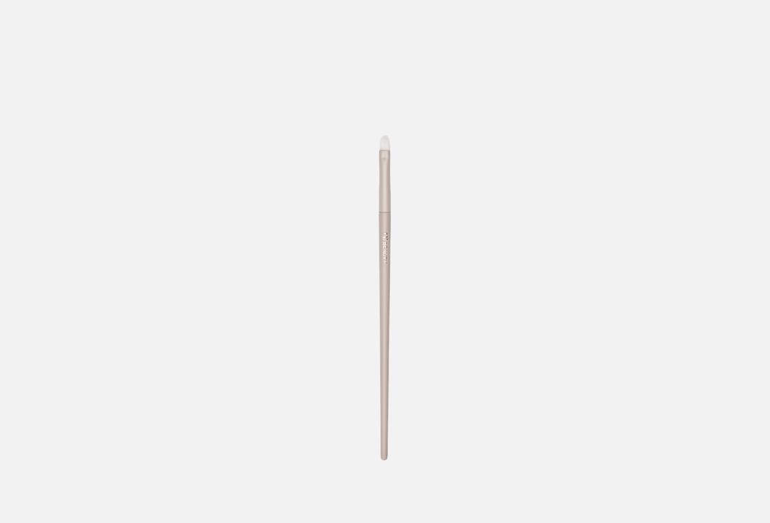 Brush 18 for lip makeup